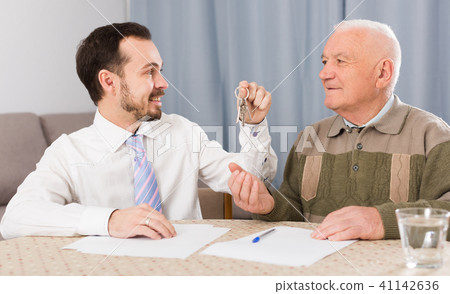 Elderly man and agent rent apartments 41142636