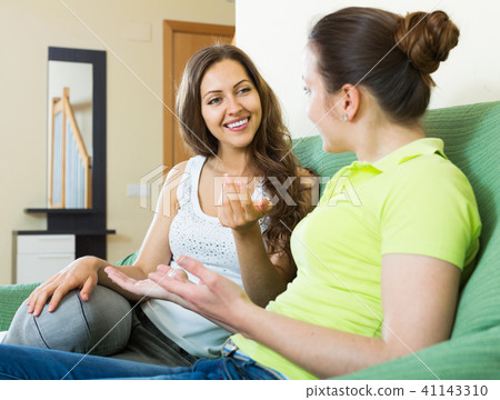 Two casual women gossiping Two casual women gossiping 41143310