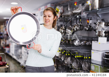 girl is choosing stewpot 41144184