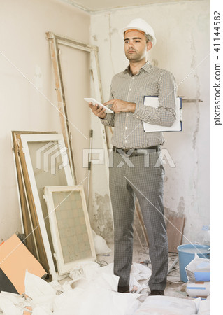 worker with tablet in the hand worker with tablet in the hand 41144582