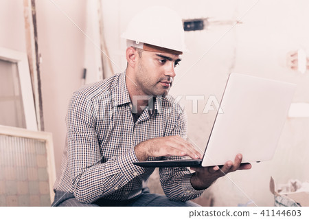 foreman working at the notebook foreman working at the notebook 41144603