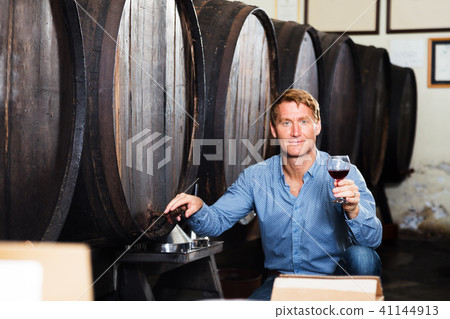 Man sommelier in wine cellar 41144913