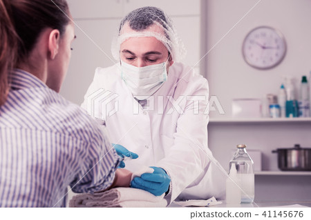 Male nurse injecting female patient Male nurse injecting female patient 41145676