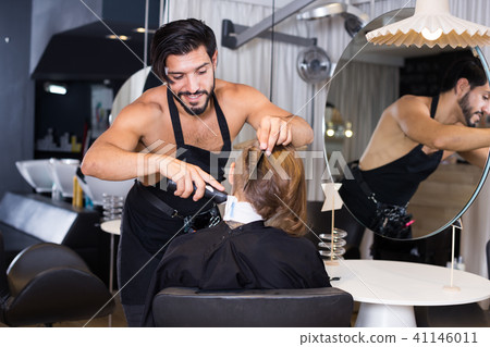hairdresser working with hair clipper 41146011