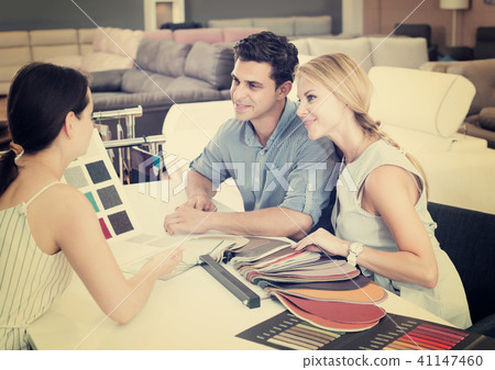 Couple who are consulting with the assistent Couple who are consulting with the assistent 41147460