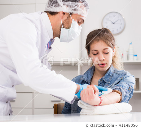 Doctor injecting teenage girl 41148050