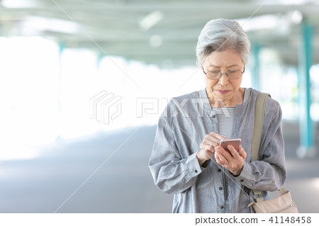 Senior women's portrait to operate smartphones Silver generation elderly female portrait Senior women's portrait to operate smartphones Silver generation elderly female portrait 41148458