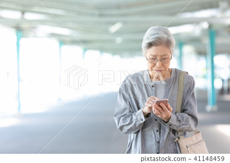 高級女性肖像操作智能手機銀代老年女性肖像 高級女性肖像操作智能手機銀代老年女性肖像 41148459