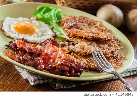 Potato pancakes with crispy fried bacon and egg 41149842
