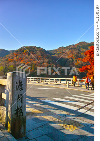 在秋葉季節的Togetsu橋樑 41150597