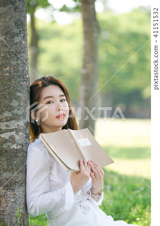 Taking a rest below tree with a sunny day 41151532