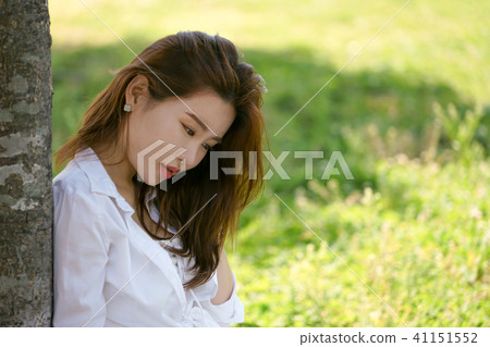 Taking a rest below tree with a sunny day 41151552