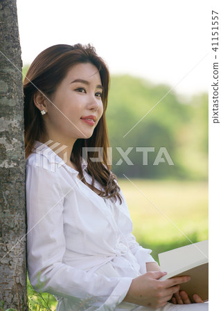 Taking a rest below tree with a sunny day 41151557