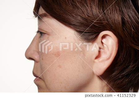 Women in their 40s female profile 41152329