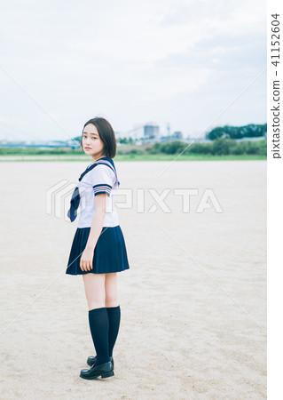學校女孩在學校的院子裡 學校女孩在學校的院子裡 41152604