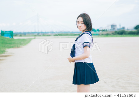 學校女孩在學校的院子裡 學校女孩在學校的院子裡 41152608
