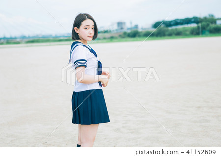 學校女孩在學校的院子裡 學校女孩在學校的院子裡 41152609