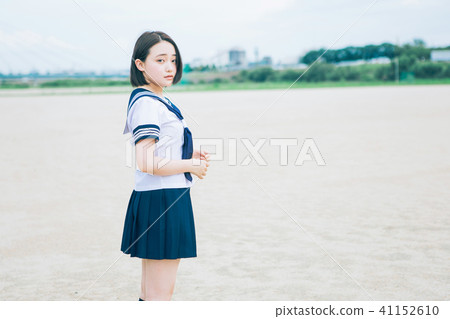 學校女孩在學校的院子裡 學校女孩在學校的院子裡 41152610