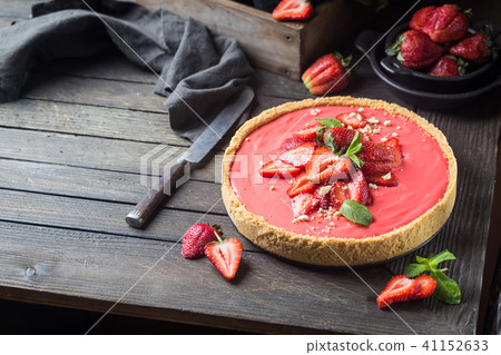 Tart with strawberries Tart with strawberries 41152633