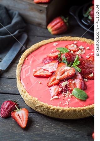 Tart with strawberries Tart with strawberries 41152634
