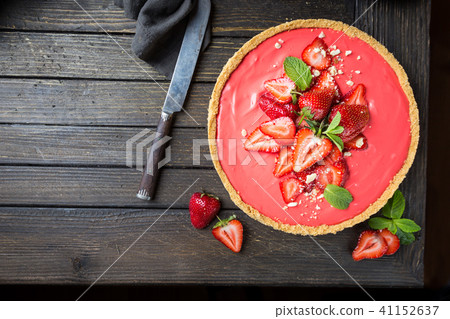 Tart with strawberries Tart with strawberries 41152637