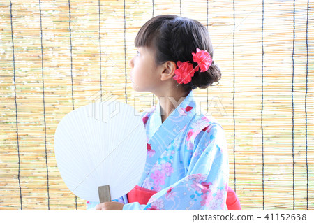 一個帶風扇的浴衣的孩子 一個帶風扇的浴衣的孩子 41152638