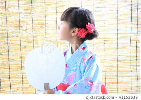 一個帶風扇的浴衣的孩子 一個帶風扇的浴衣的孩子 41152639