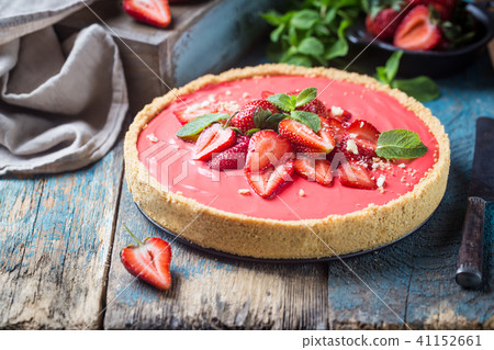 Tart with strawberries 41152661