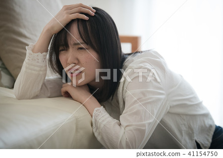 身體狀況不佳的年輕女子 身體狀況不佳的年輕女子 41154750