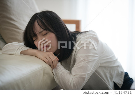 身體狀況不佳的年輕女子 41154751