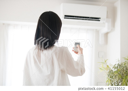 控制空調溫度的年輕女子 控制空調溫度的年輕女子 41155012