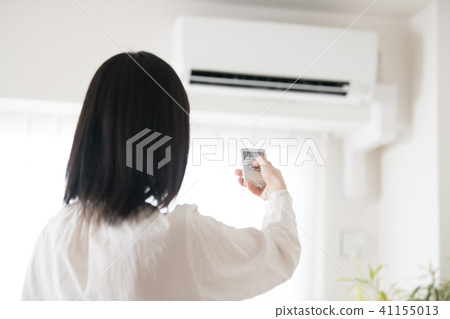 有空調器遙控的一個少婦 有空調器遙控的一個少婦 41155013