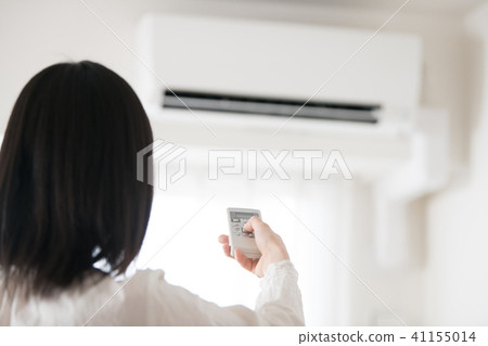有空調器遙控的一個少婦 有空調器遙控的一個少婦 41155014