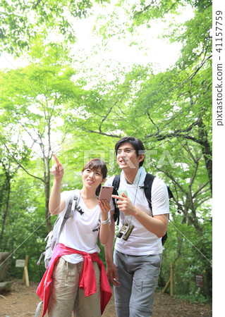 Hiking couple 41157759