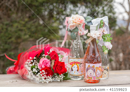 Caricature bottles and bouquets Caricature bottles and bouquets 41159923