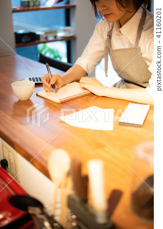 Cafe shop clerk woman Cafe shop clerk woman 41160201