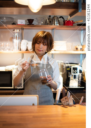 咖啡廳店員女人 咖啡廳店員女人 41161244