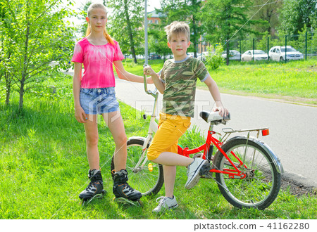 Adolescents are engaged in active sports in the summer park 41162280