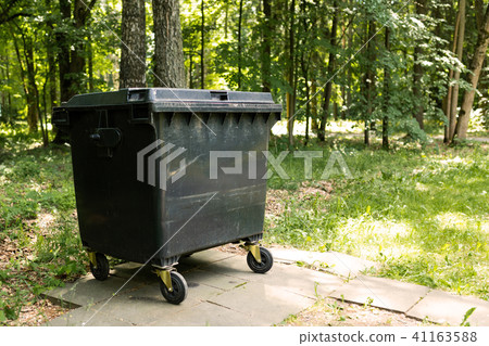 Garbage container in the park 41163588