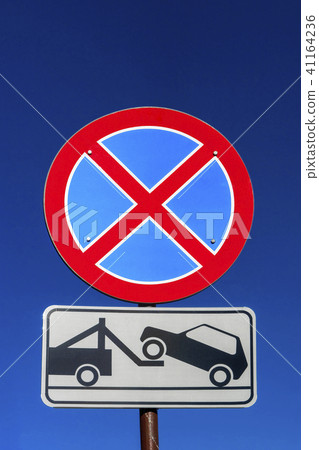 Prohibition of cars to stop and no parking  41164236