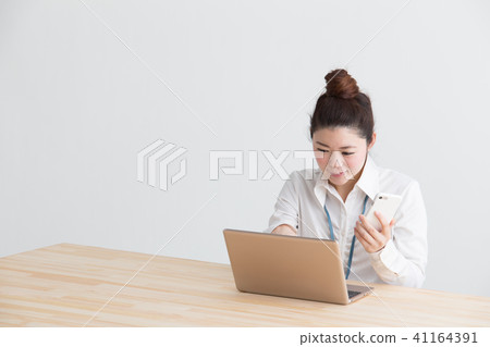 書桌工作·女性 書桌工作·女性 41164391