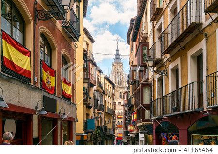 Many tourist sightseeing ancient city Toledo Many tourist sightseeing ancient city Toledo 41165464