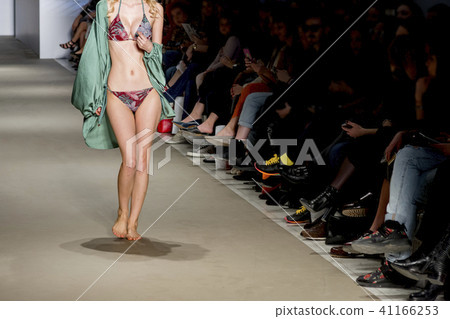 models with swimsuit catwalk 41166253