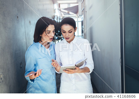 Business colleagues discussing project problems 41168606