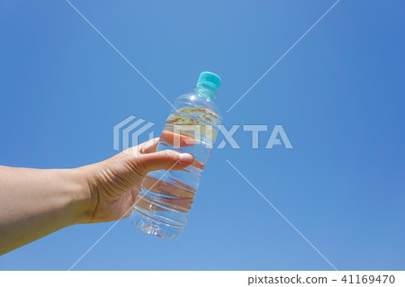 Water supply with water of PET bottle, image of sports, summer, heat stroke measures etc. blue sky background Water supply with water of PET bottle, image of sports, summer, heat stroke measures etc. blue sky background 41169470