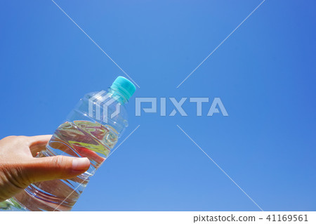 供水用PET瓶水,體育的圖像,夏天,中暑測量等藍天背景 供水用PET瓶水,體育的圖像,夏天,中暑測量等藍天背景 41169561