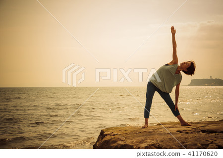 瑜伽海普拉提女人晚上海邊放鬆 41170620