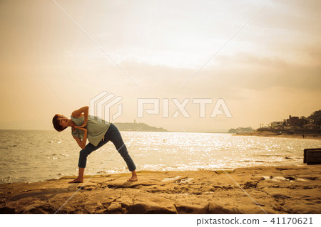 瑜伽海普拉提女人晚上海邊放鬆 41170621