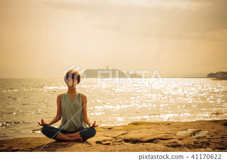 瑜伽海普拉提女人晚上海邊放鬆 41170622