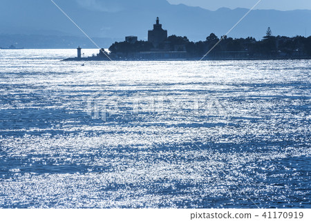 墨西拿海峽的場景在背後照明 墨西拿海峽的場景在背後照明 41170919